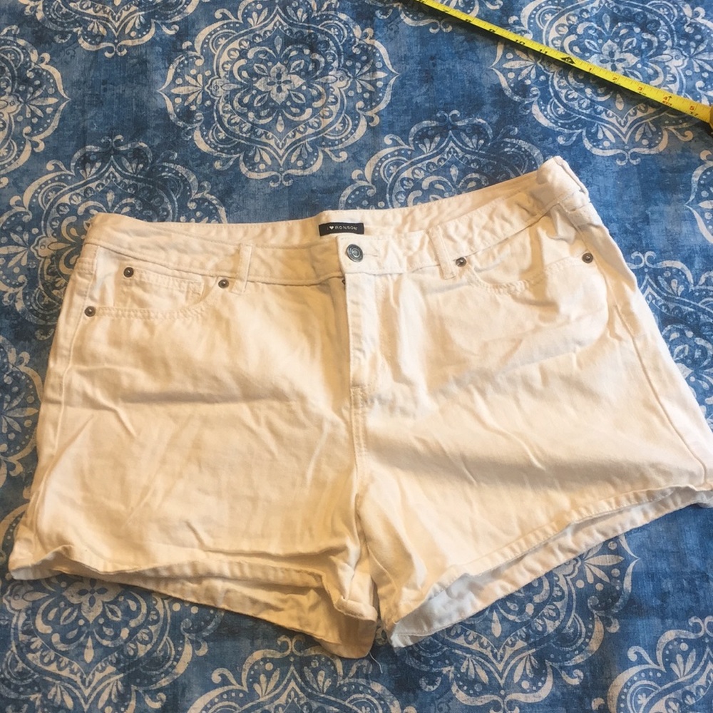 I ♥️ Ronson white shorts